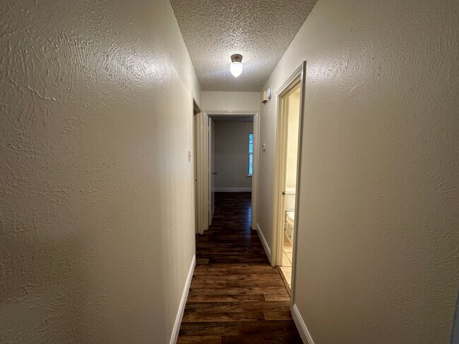 Building Photo - 5415-5415 Brookhollow Dr