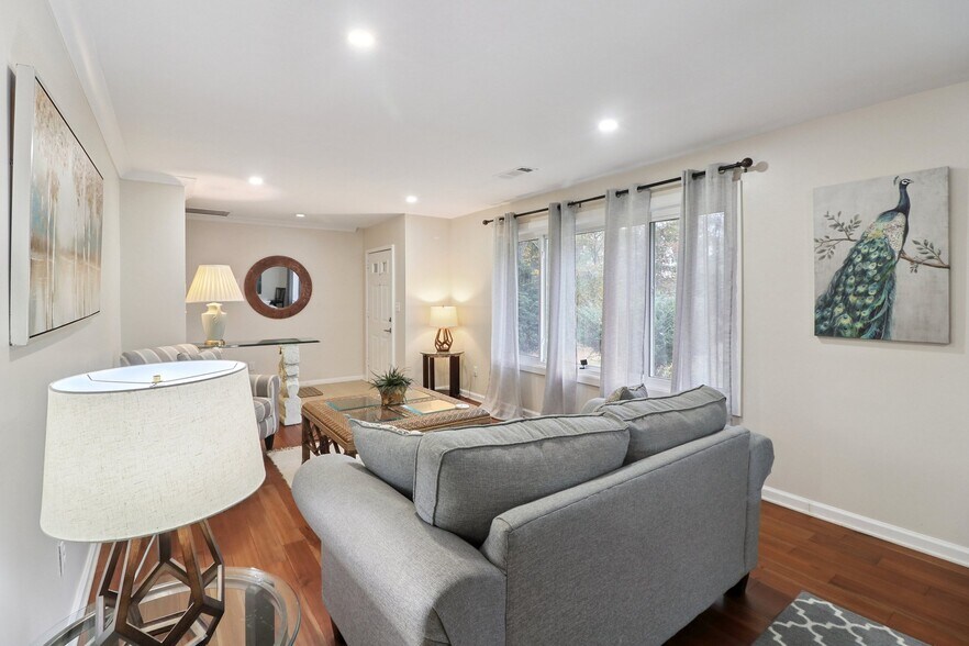 Building Photo - 2650 Colonial Dr