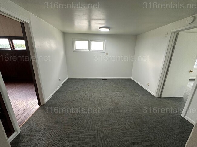 Building Photo - $1150- 3 bed 1 bath - Single Family Home
