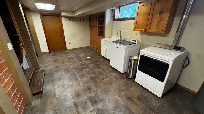 Building Photo - Wonderful 4BR 3BA w/ 2 Car Garage on 1.38 Acres in desirable Mendota Heights neighborhood!