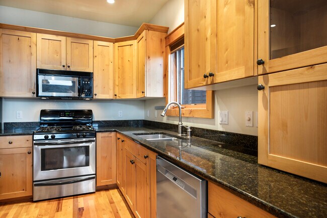 Building Photo - 150 Adams St