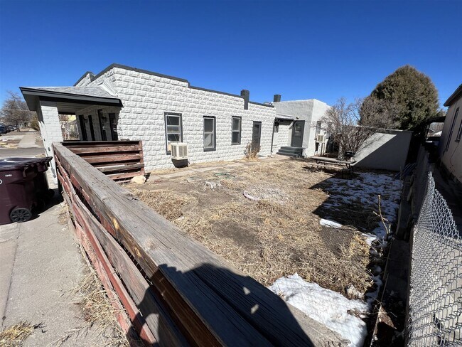Building Photo - 1 br, 1 bath Triplex - 900 Elm Street 2