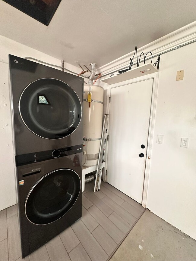 Building Photo - Don't miss out - Single family home close to the beach - LARGE yard, 2 bed 1 bath with bonus studio