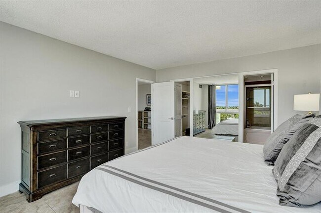 Building Photo - 2715 N Ocean Blvd