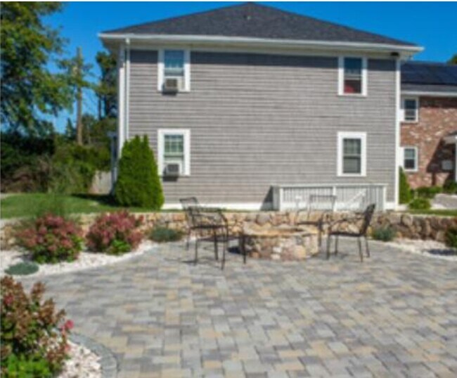 Building Photo - 64 Center St