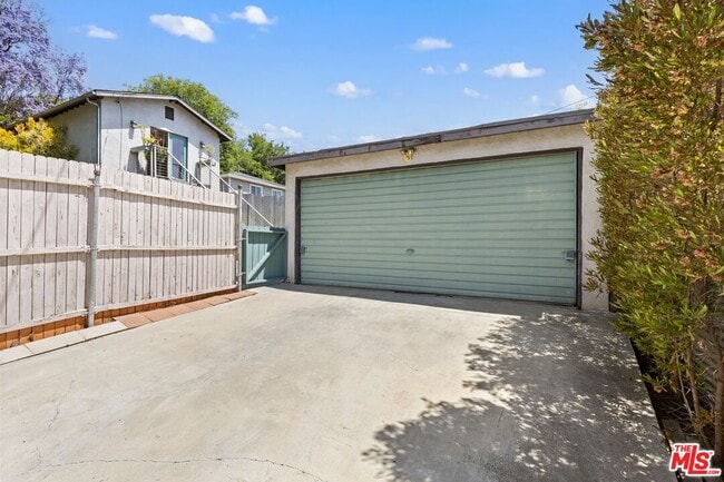 Building Photo - 2320 Belleglade Ave