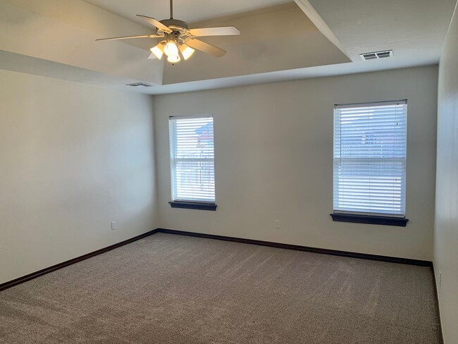 Building Photo - 4 Bedroom, 2 Bath in Drakestone Addition o...