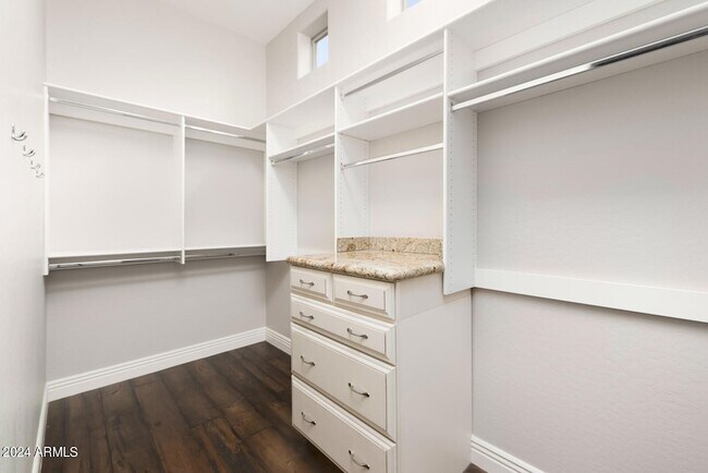 Building Photo - 9901 E Edgestone Dr