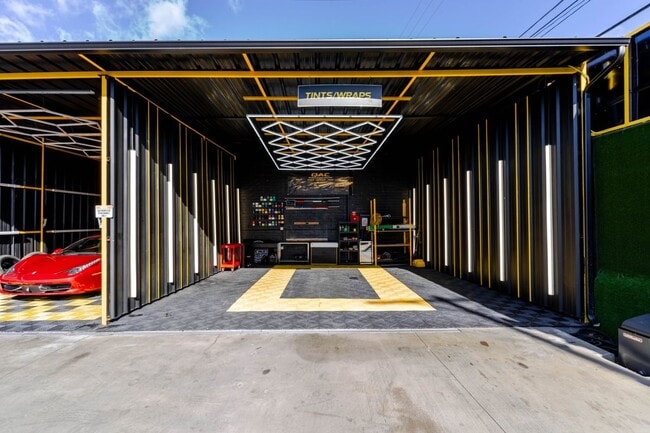 Building Photo - 2346 N San Fernando Rd
