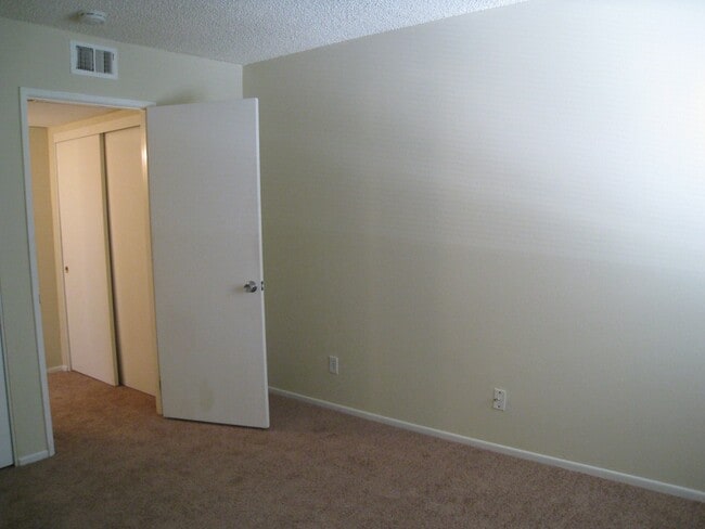 Building Photo - SPARKLING CONDO, UPPER UNIT!
