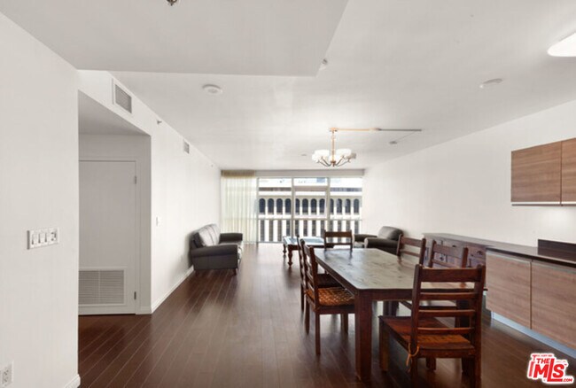 Building Photo - 3785 Wilshire Blvd