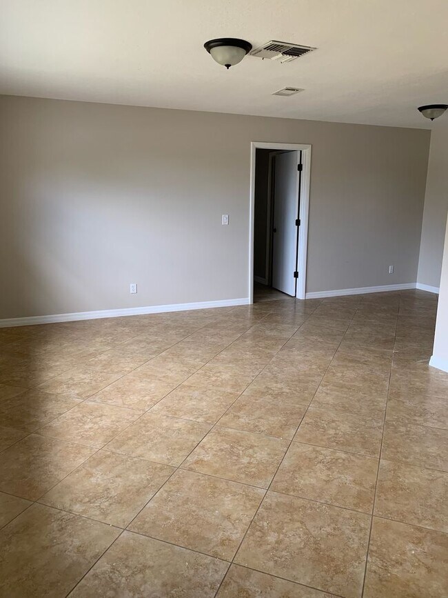 Building Photo - Nice 3/2 in St. Cloud on Oversized Lot w/ Lots of Upgrades