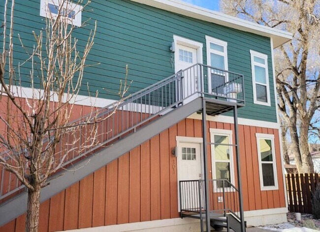 Building Photo - 527 E Kiowa St
