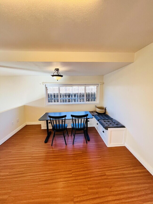 Building Photo - $3,000 - 2 Bed / 1 Bath House in Crest - Ready for Move in!