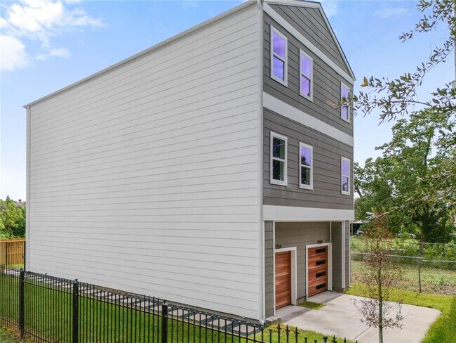 Building Photo - 955 Elkhart St