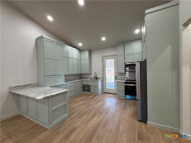 Building Photo - 318 Warehouse Rd