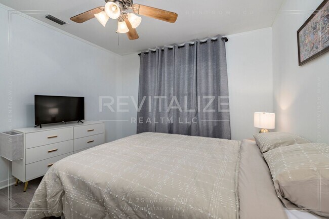 Building Photo - HALF-OFF DEPOSIT SPECIAL! Furnished 2 Bedr...