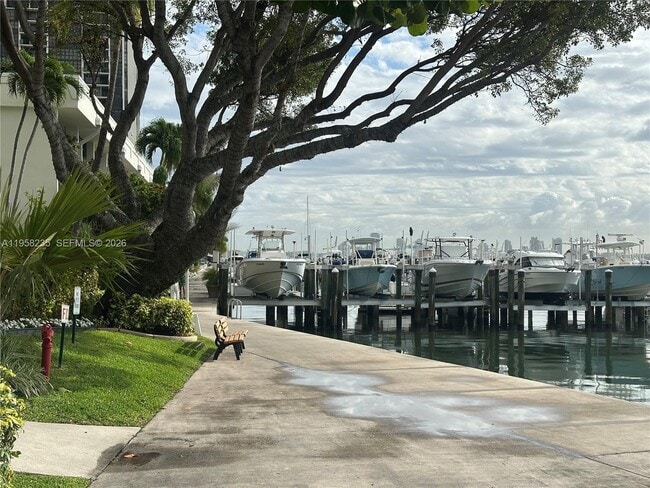 Building Photo - 1925 Brickell Ave