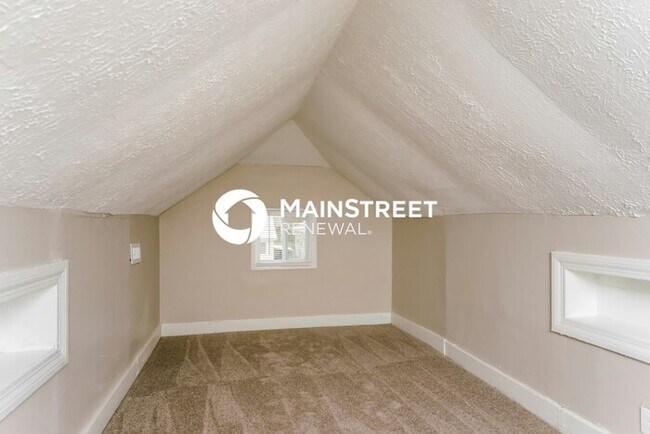 Building Photo - 3 Bedroom Pet-Friendly Home in Louisville, KY with Main Street Renewal