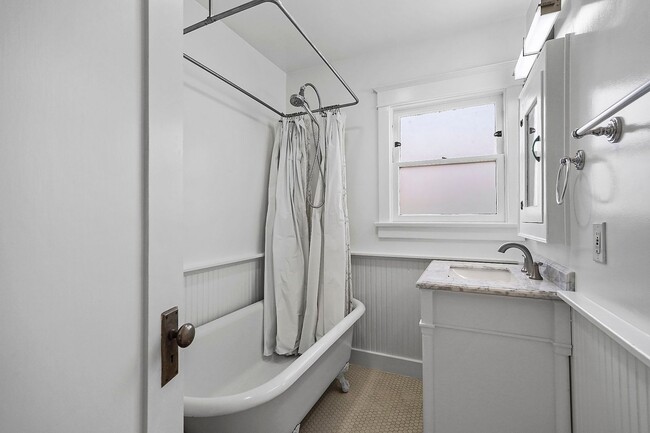 Building Photo - Enchanting Bungalow w/English Flower Garden in Venice- 2 Bedrooms 1 Bath