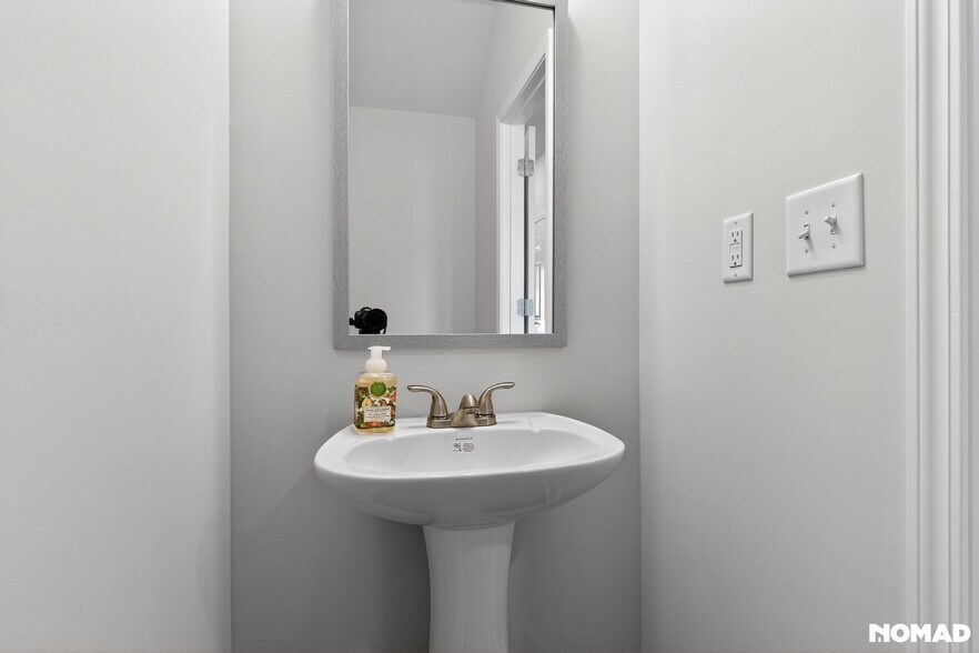 Building Photo - 110 Greenview Ct