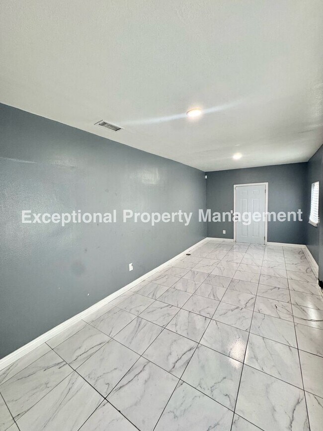 Building Photo - 8047 Laurel Ave