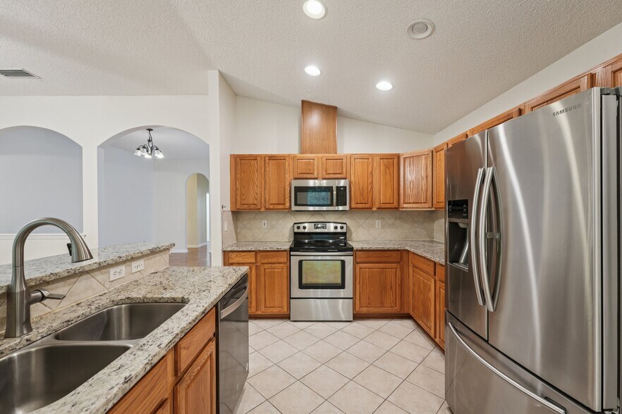 Building Photo - 808 South Edenbridge Way