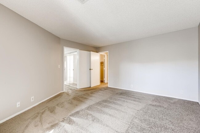Building Photo - Stunning 2 Bedroom 2 Bath 2nd story condo
