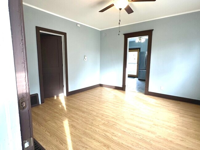 Building Photo - 408 S Gardiner Ave