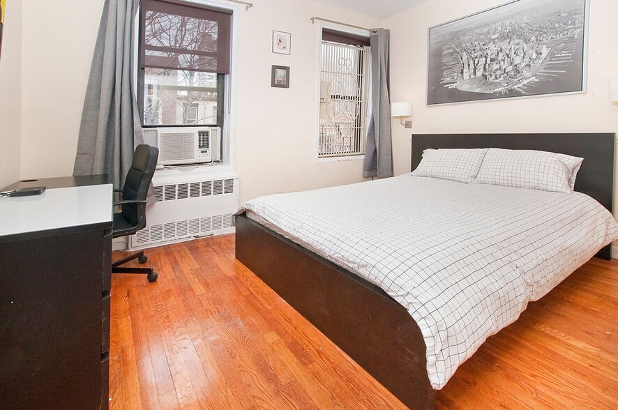 Building Photo - 236 E 80th St