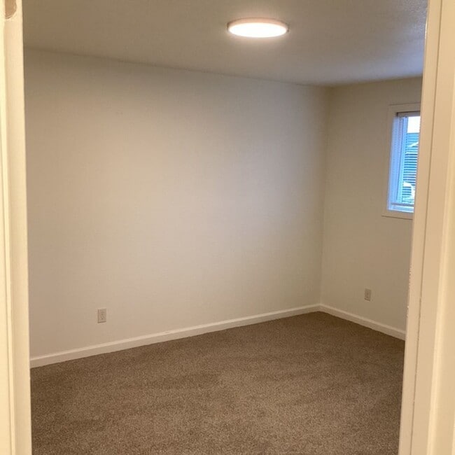 Building Photo - 1444 NW Canyon Dr