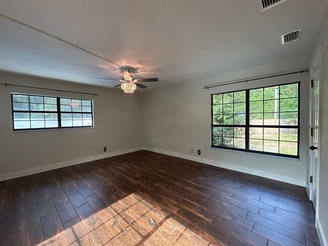 Building Photo - STUNNING 4BR/2BA Home with PRIVATE POOL & ...