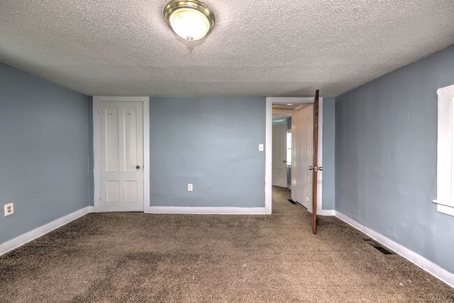 Building Photo - 22 Holmes Ave