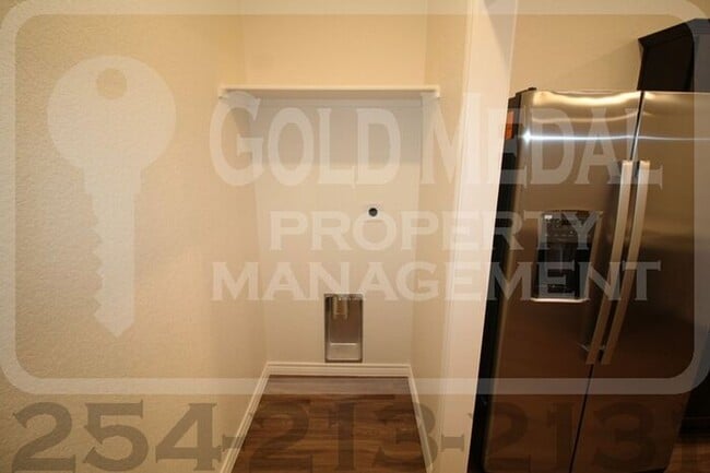 Building Photo - 5105 Red Rose Xing