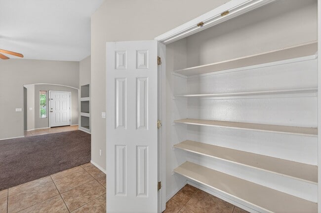 Building Photo - Spacious Gilbert Corner Lot Rental with 4 Bedrooms, Vaulted Ceilings & Private Backyard Retreat