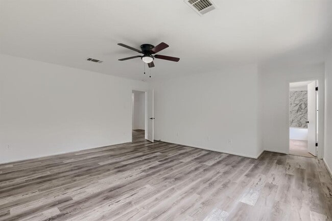 Building Photo - 512 Woodford Dr