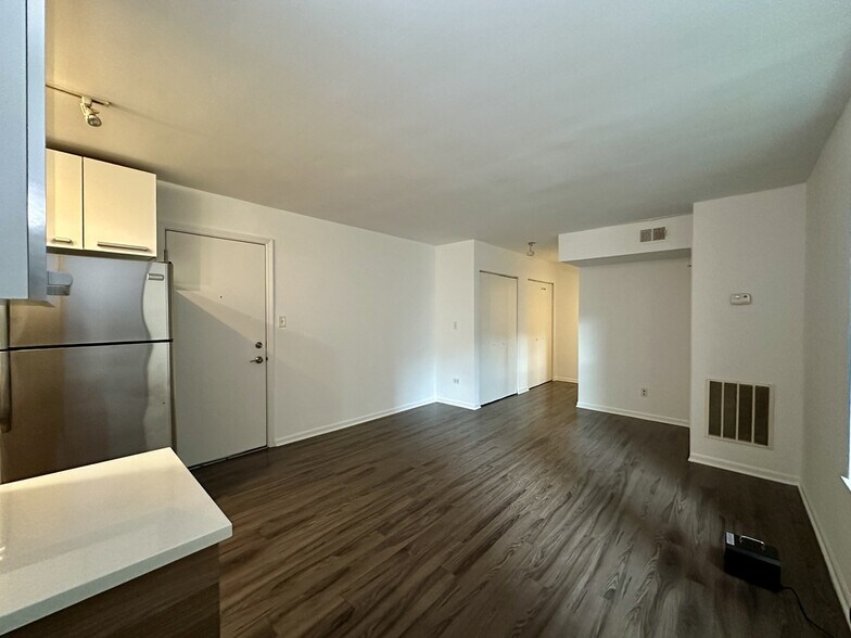 Building Photo - 925 W Carmen Ave