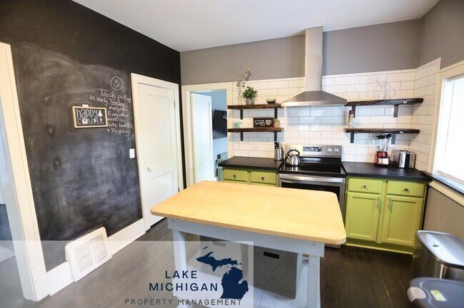 Building Photo - 1320 Pennoyer Ave