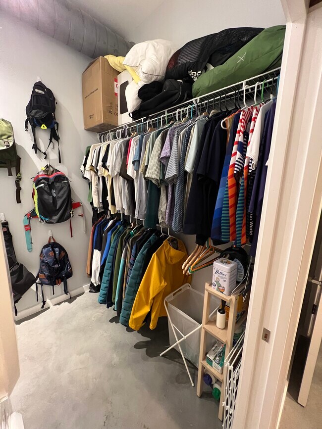 Building Photo - 2124 E 6th St