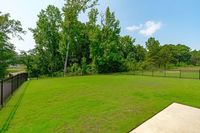 Building Photo - Spacious 5 Bedroom Home with a Fully Fence...