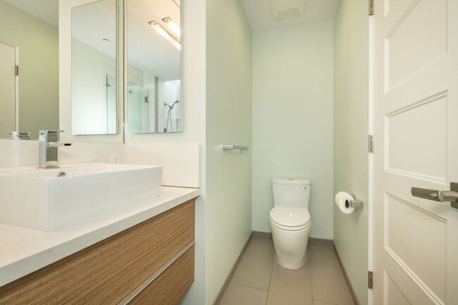 Building Photo - 13 Year "Young" 3 Bed, 3 Bath Contemporary Home- Steps to University Ave!