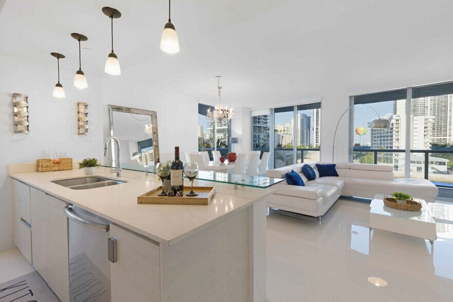 Building Photo - 2602 E Hallandale Beach Blvd