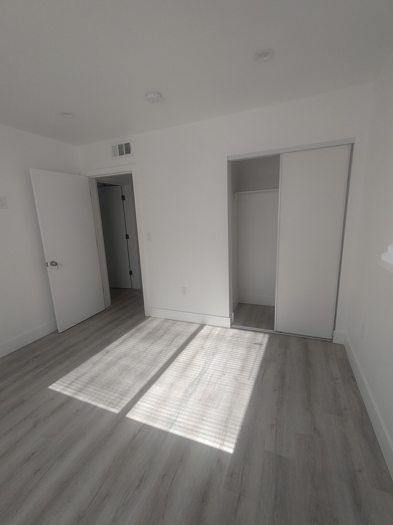 Building Photo - 1575 W 37th Plz