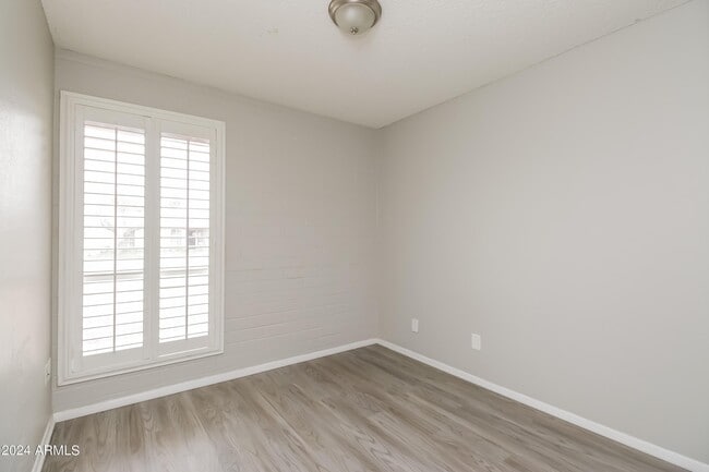 Building Photo - 1227 E Wayland Dr