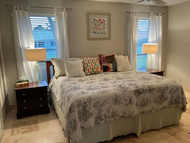 Building Photo - 4559 S Lake Dr