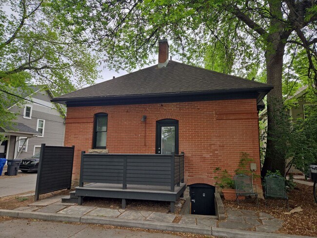 Building Photo - 209 W Mulberry St