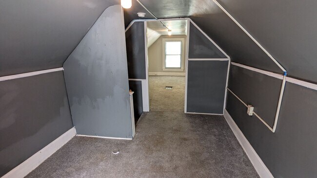 Building Photo - 4-Bedroom, 1-Bathroom Single Family Home f...