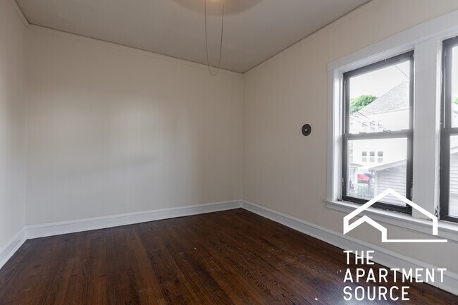 Building Photo - 2424 N Sawyer Ave