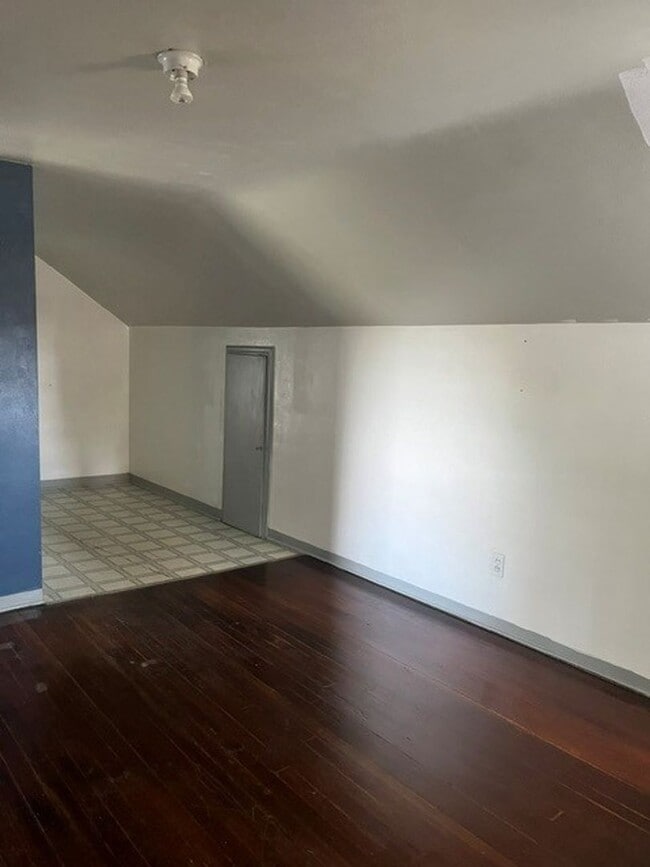 Building Photo - Spacious 3 bedroom home!