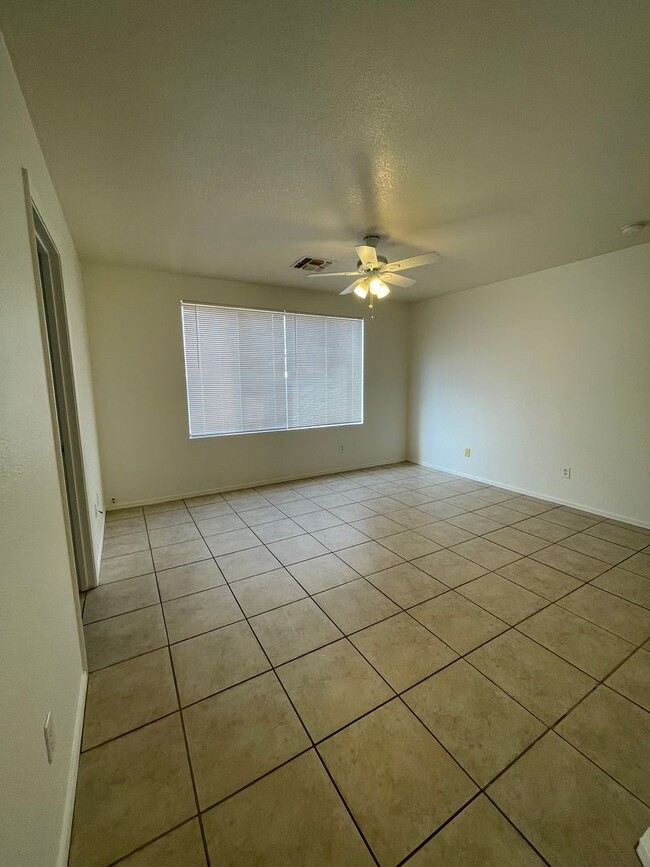 Building Photo - Large 3 Bedroom! Master Bedroom w/ Sitting Room!